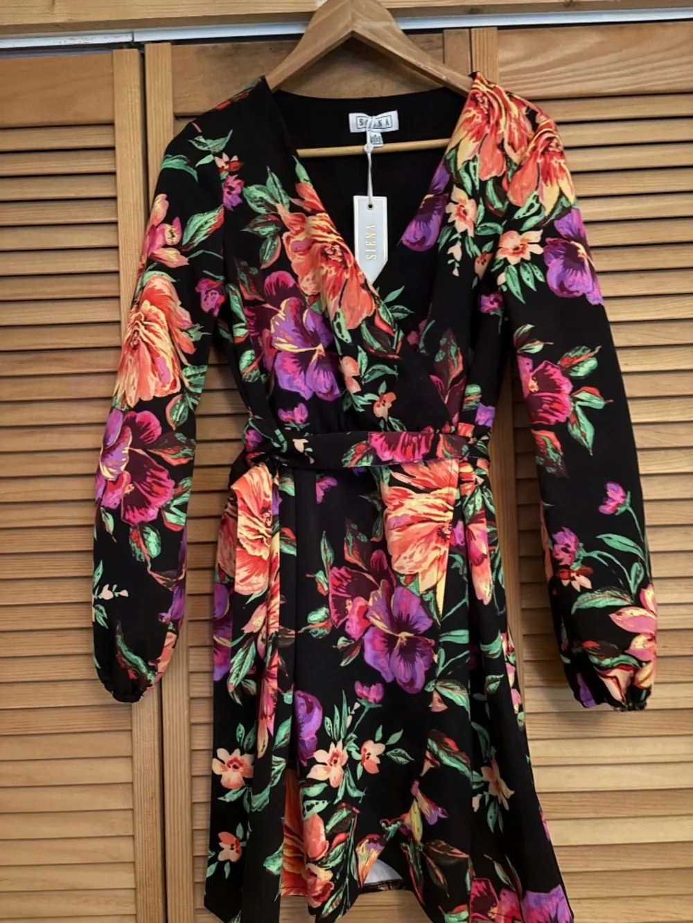 Siena NWT Floral Surplice V Neck Long Sleeve Dress Size 8